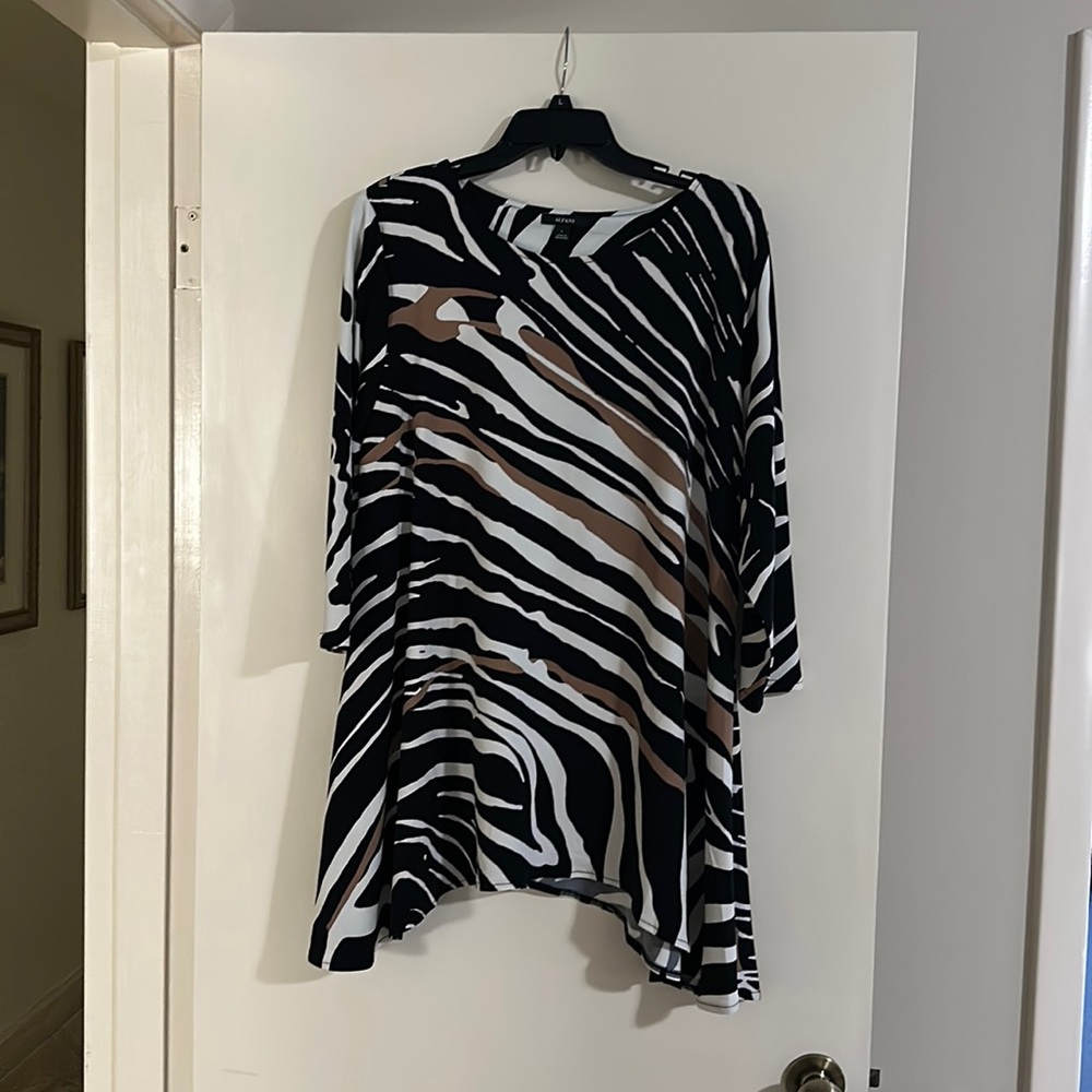 Alfani Size Large Long Sleeve Top. No tags but never worn.